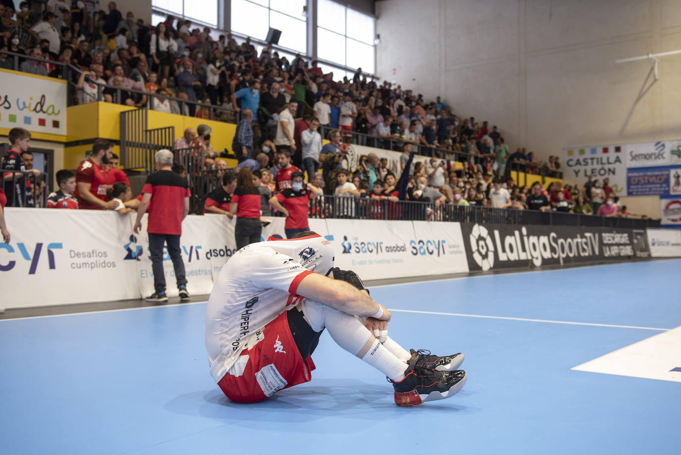 Un jugador del Nava, con claro gesto de desolación tras el partido.