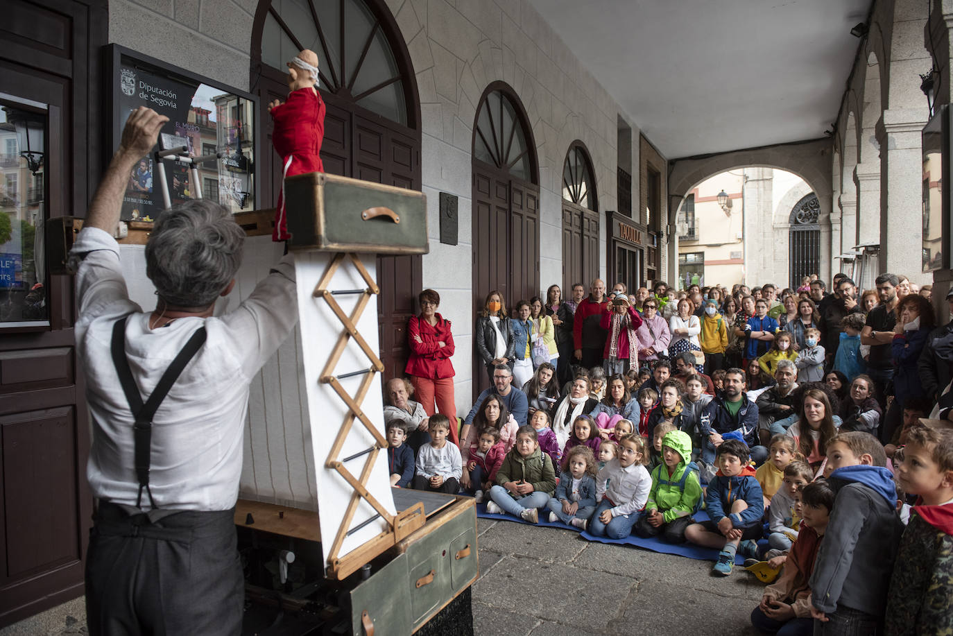 Espectáculo de Titirimundi en los soportales del teatro Juan Bravo.