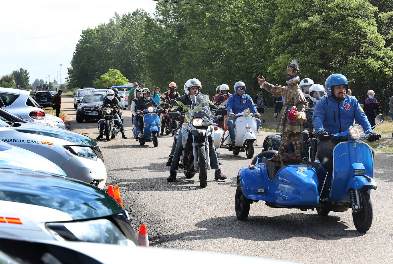 El Santo es trasladado en un sidecar por la autovía hasta el Monasterio de La Trapa.