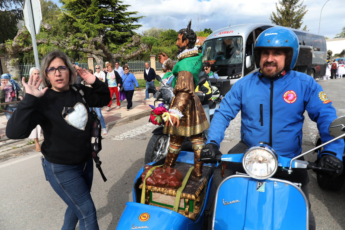 El Santo es trasladado en un sidecar por la autovía hasta el Monasterio de La Trapa.