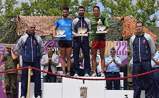 Imagen principal - Antonio Fraile y Sandra Santamaría vencen en el regreso de la Cívico Militar San Fernando a Salamanca