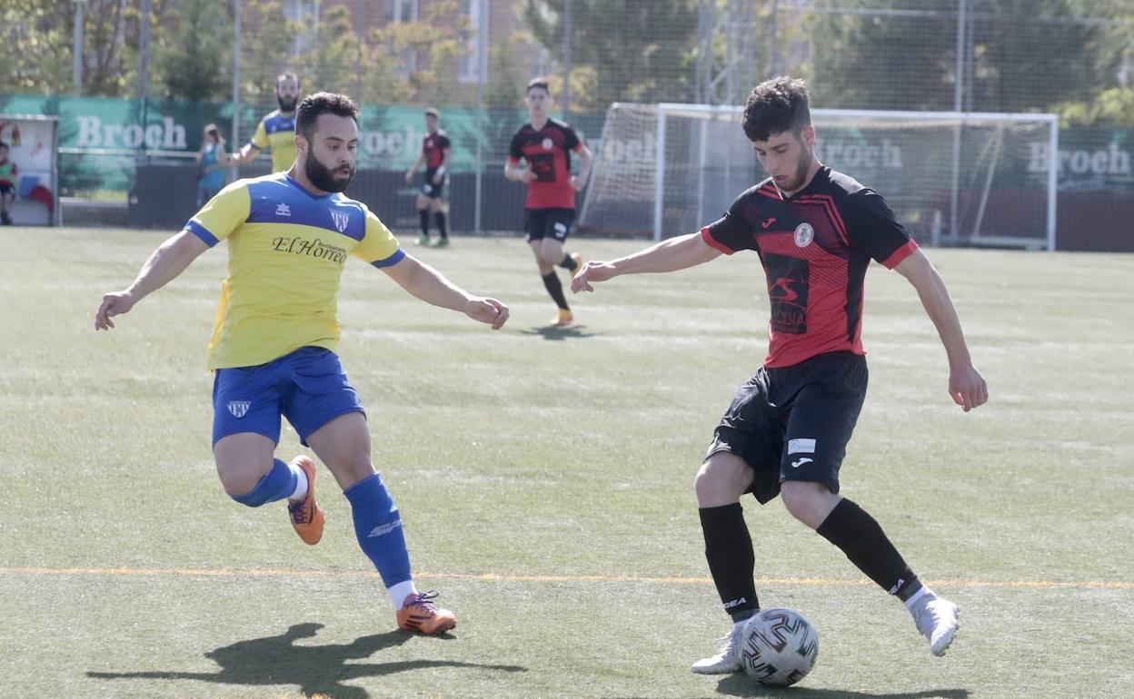 Un jugador de La Cisterniga trata de zafarse de un defensor visitante. 