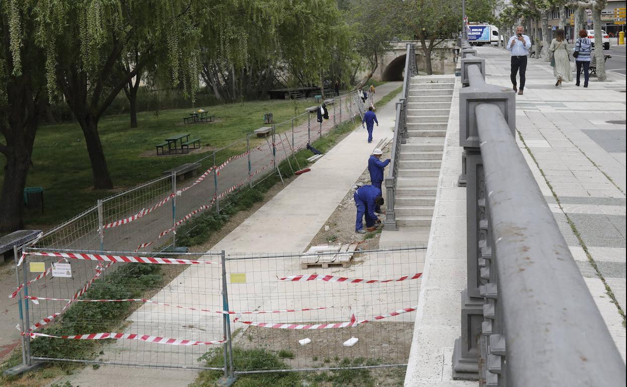 Obras de recuperación de las escaleras que conducen a los circuitos de ocio de la ribera del Carrión. 