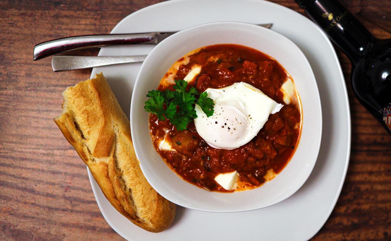 Huevos escalfados y especiados con tomate.