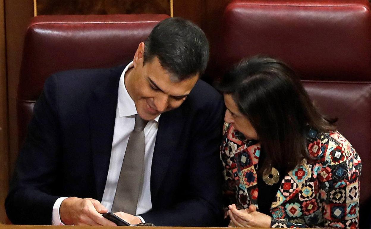 Pedro Sánchez y Margarita Robles, en el Congreso de los Diputados.