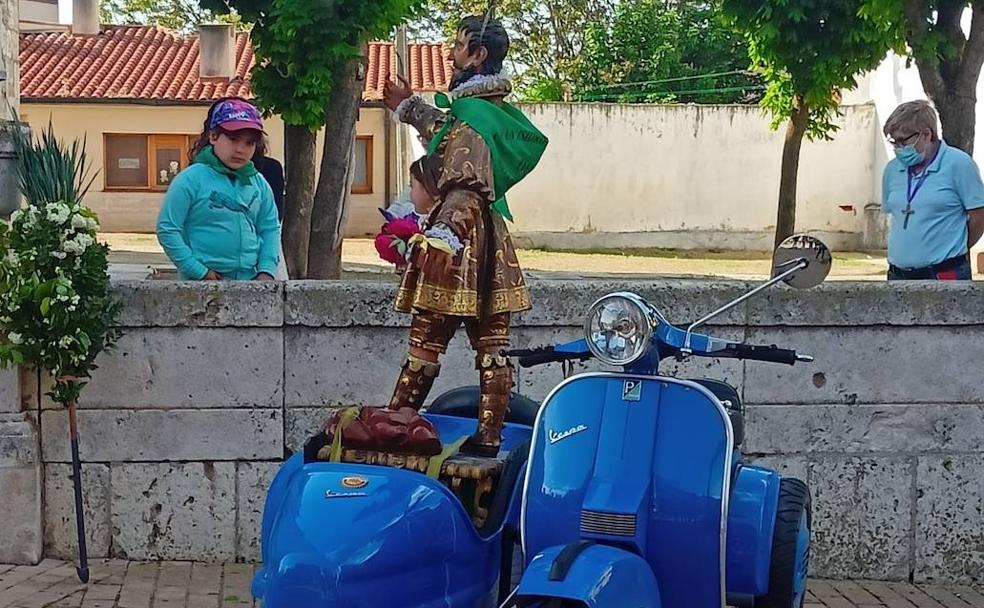 El Santo en el sidecar este domingo delante de la iglesia de Santa María de la Asunción. 