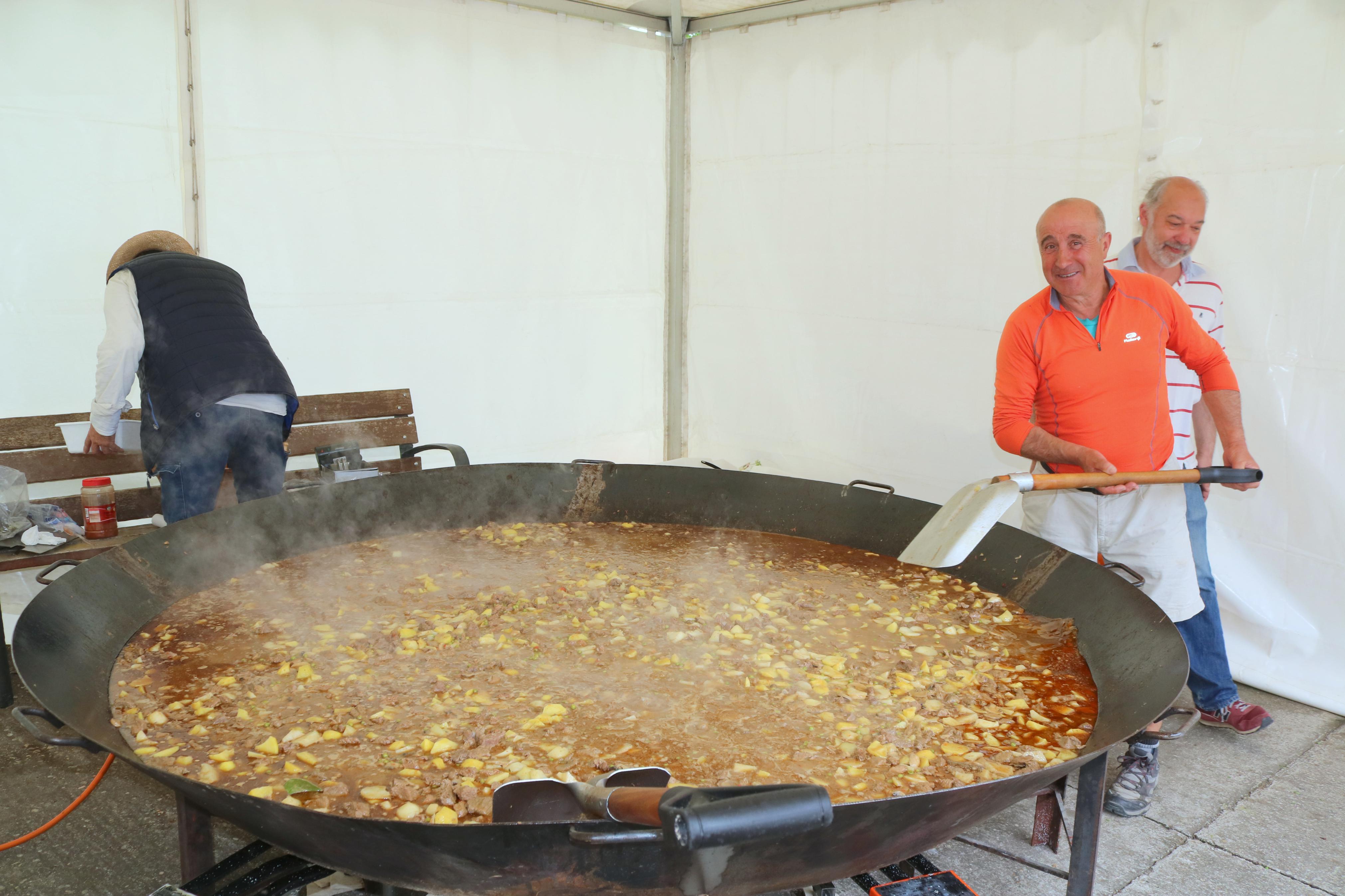 Más de cuatrocientos vecinos disfrutan de la 'Gran Isidrada'