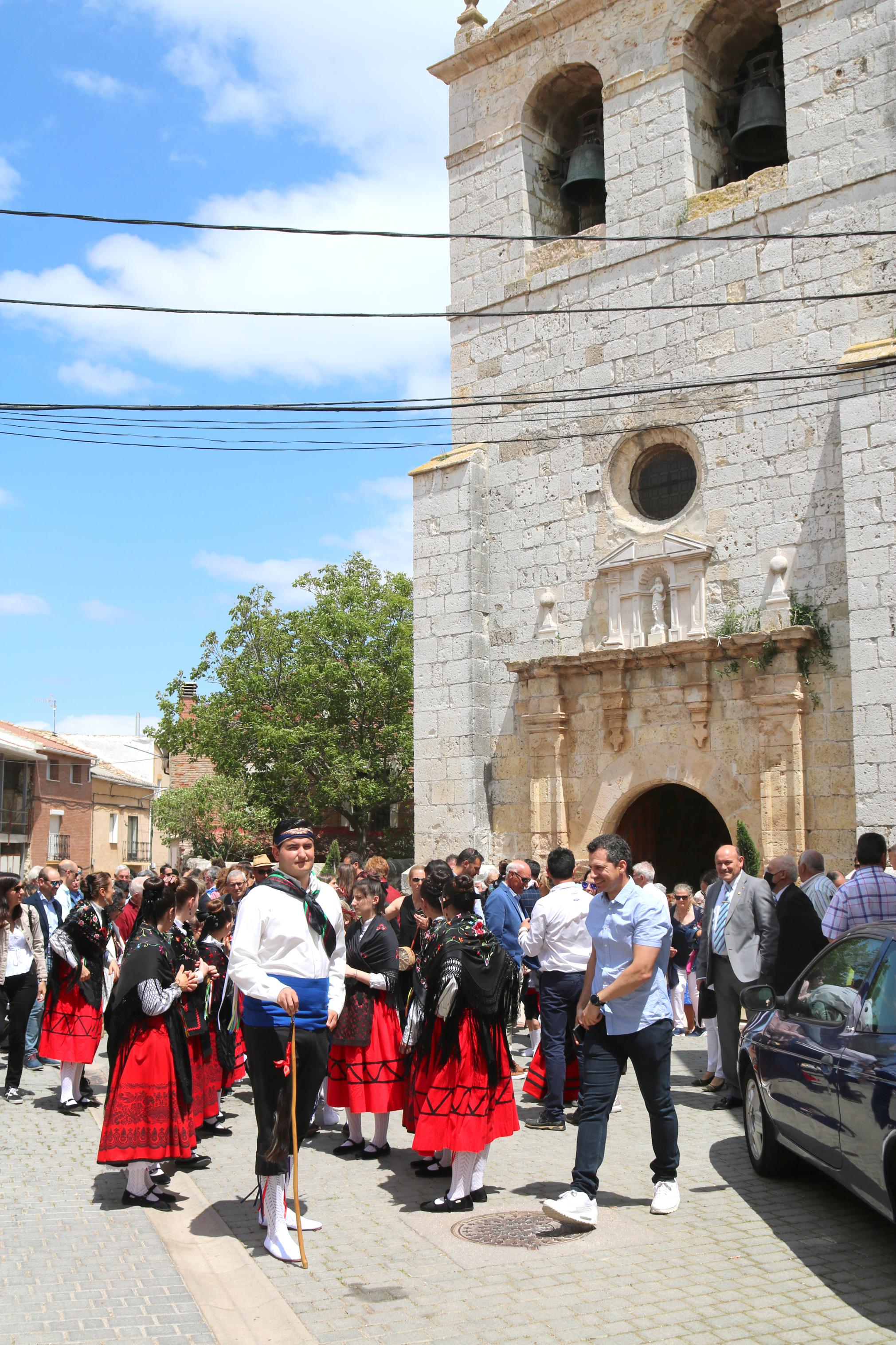 Decenas de danzantes participaron en la fiesta en honor a San Isidro Lavr