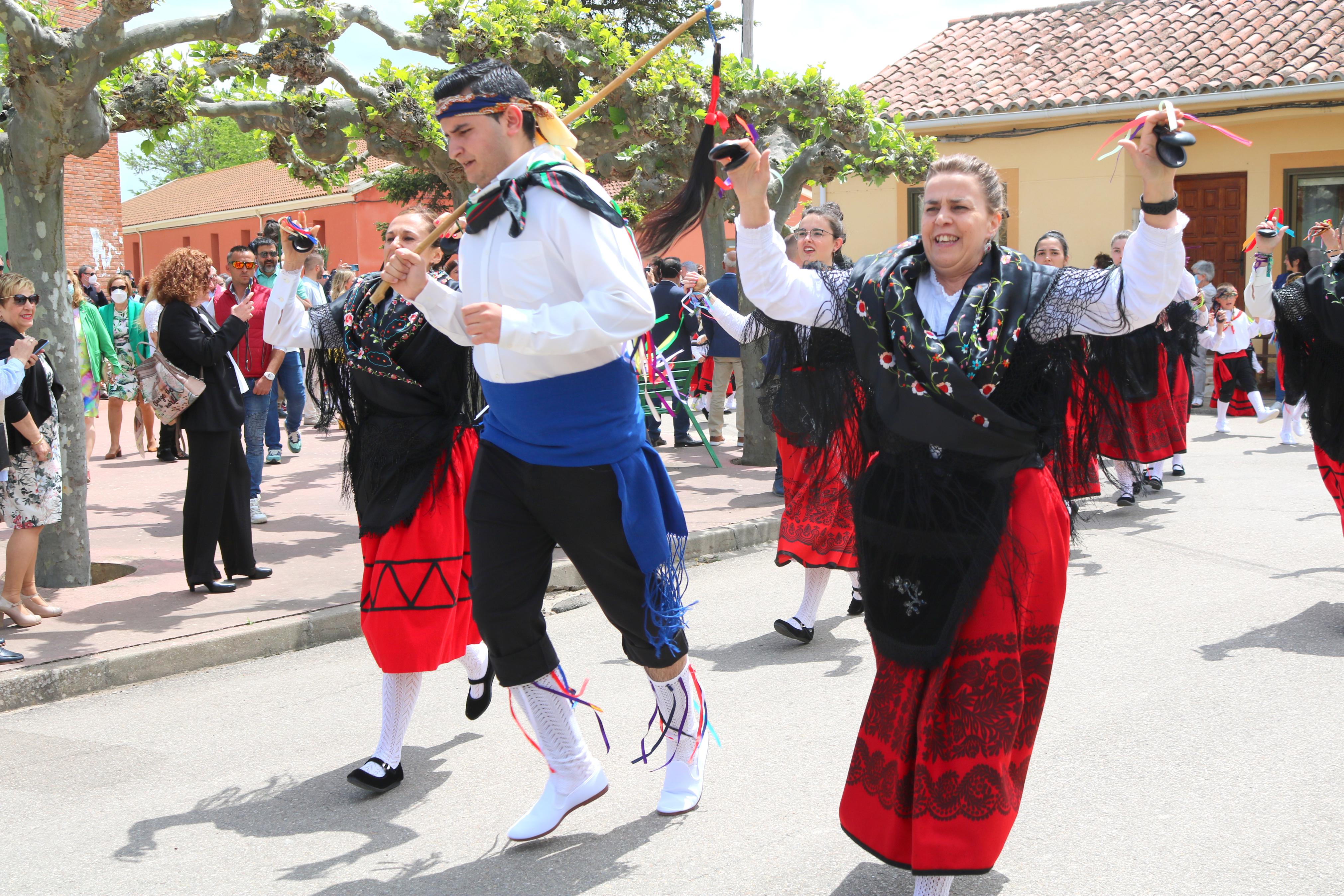 Decenas de danzantes participaron en la fiesta en honor a San Isidro Lavr