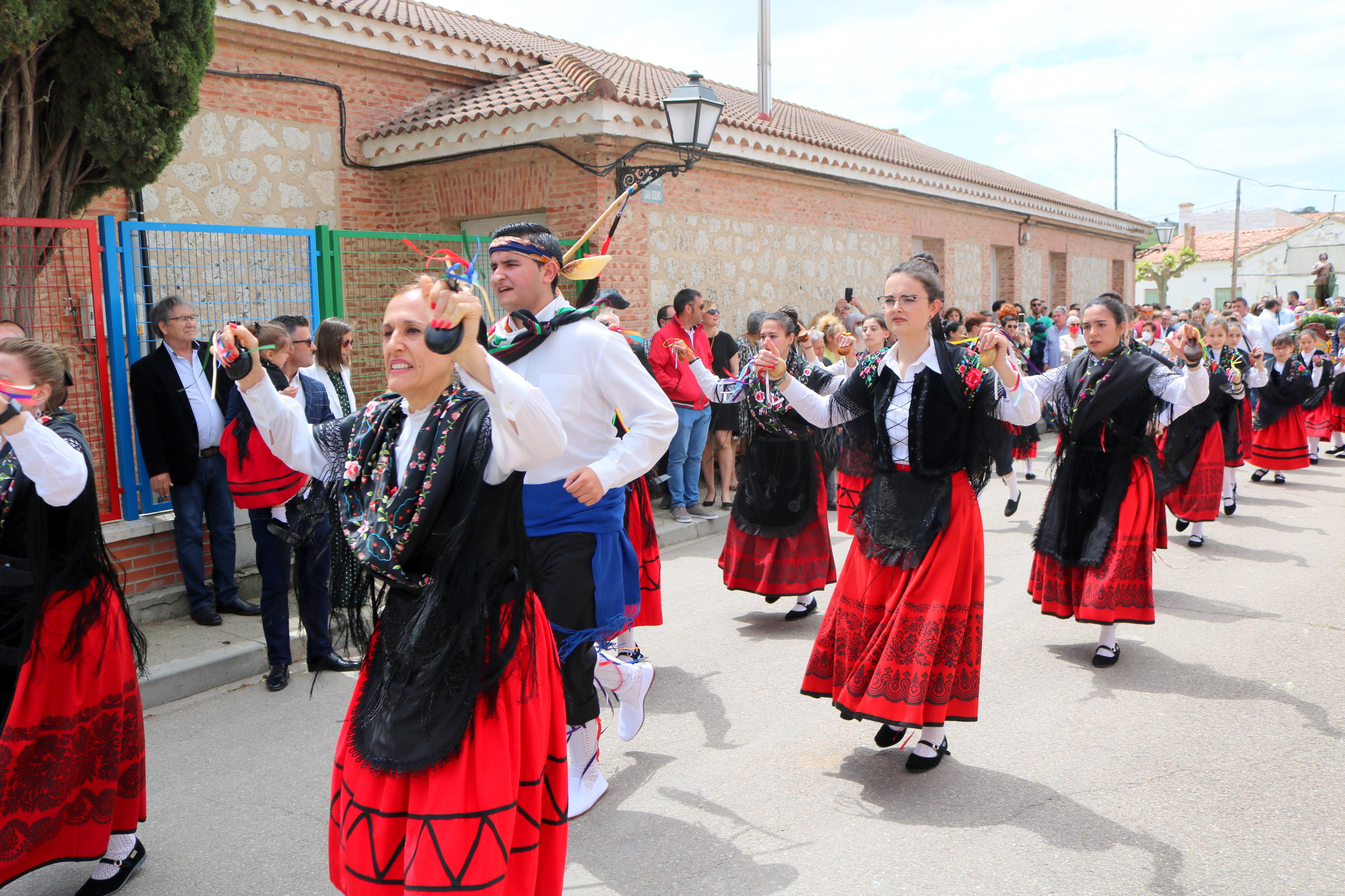 Decenas de danzantes participaron en la fiesta en honor a San Isidro Lavr