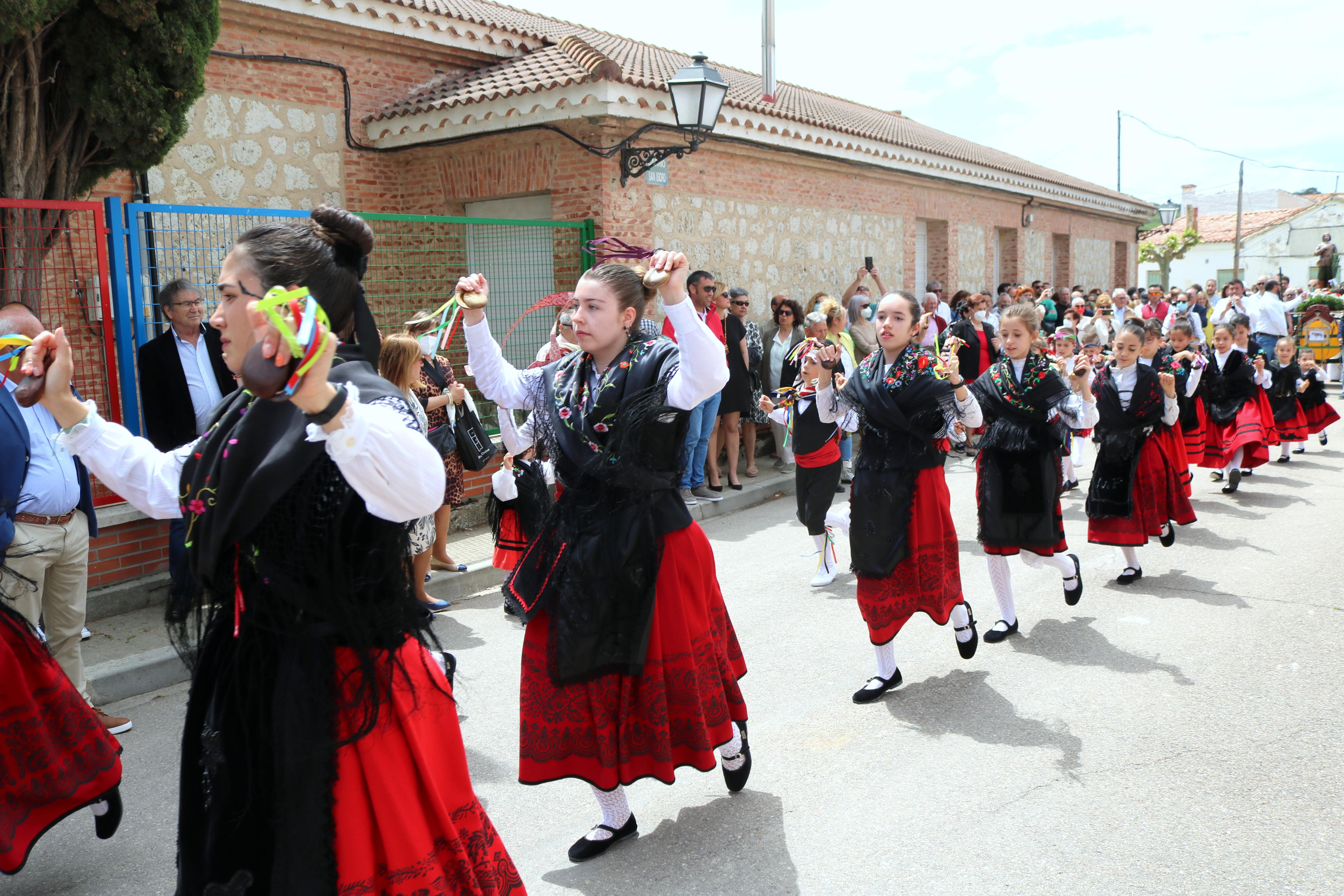 Decenas de danzantes participaron en la fiesta en honor a San Isidro Lavr