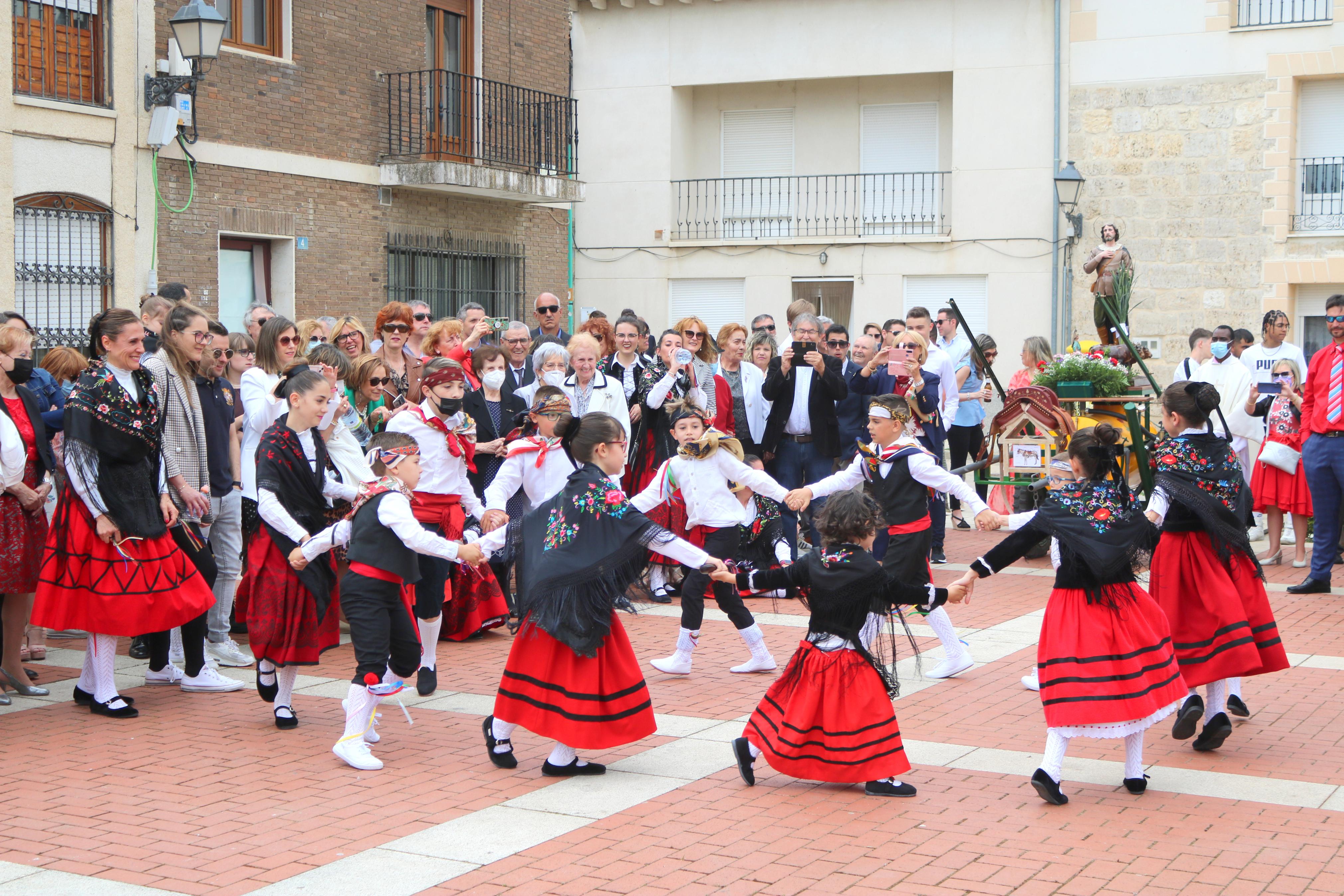 Decenas de danzantes participaron en la fiesta en honor a San Isidro Lavr