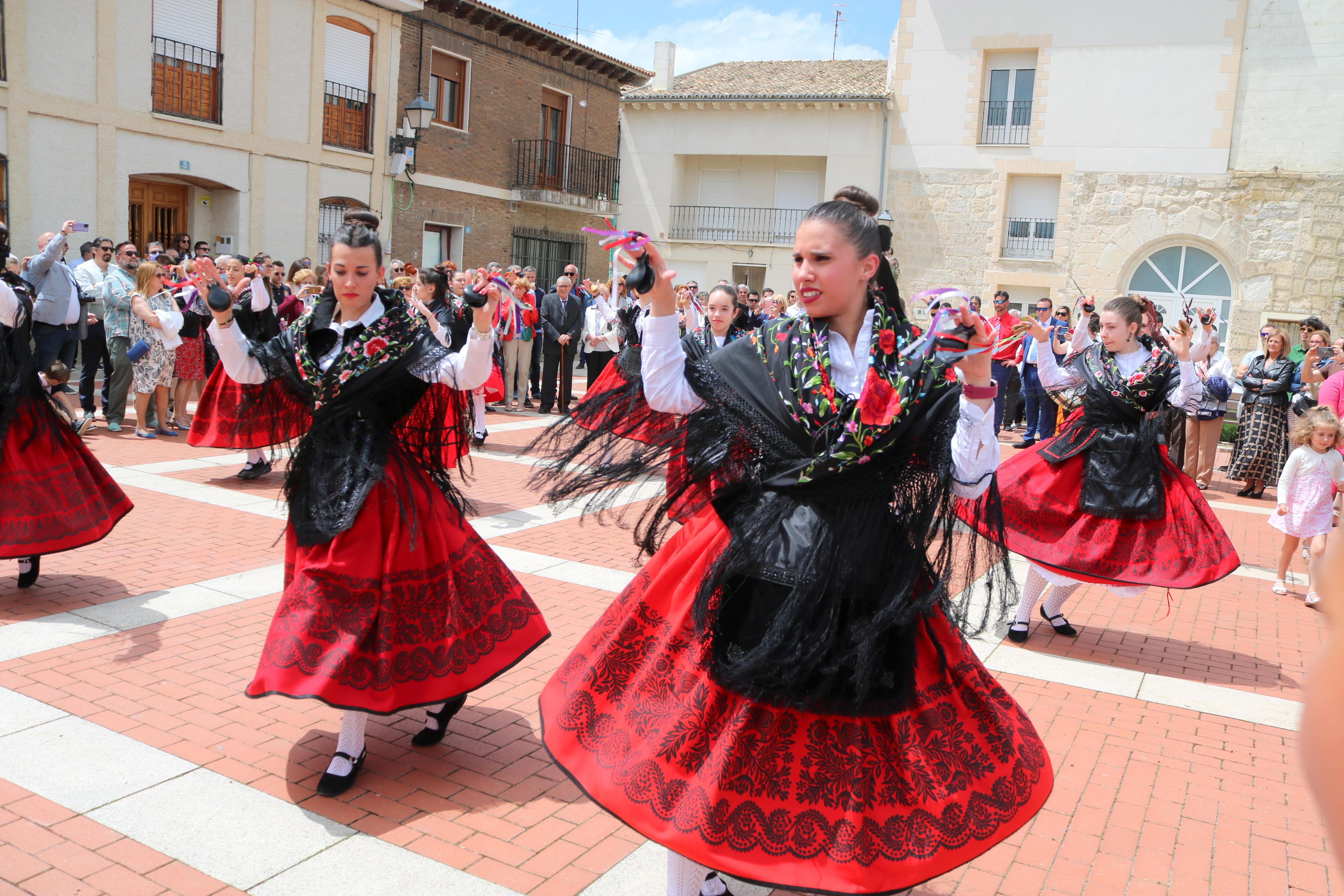 Decenas de danzantes participaron en la fiesta en honor a San Isidro Lavr