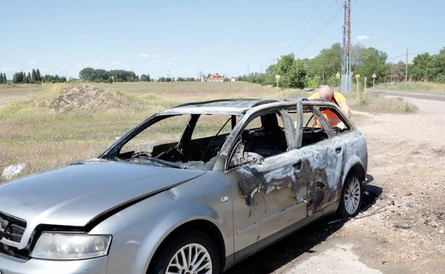 Imagen frontal del coche calcinado. 