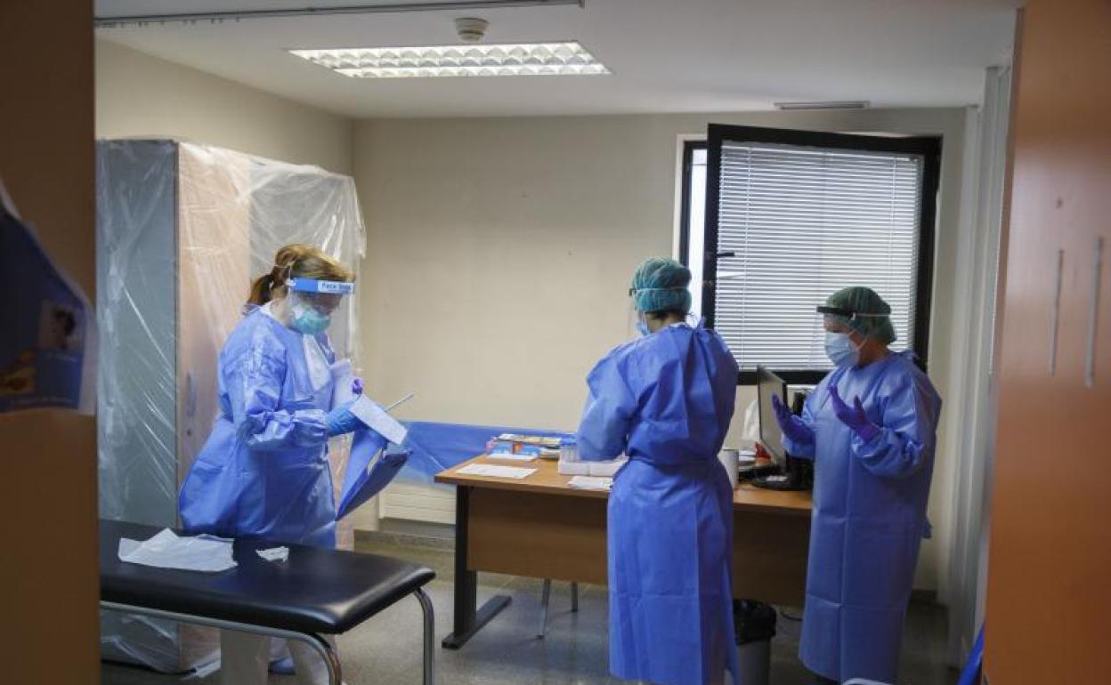 Personal sanitario, en un hospital durante los primeros meses de pandemia.