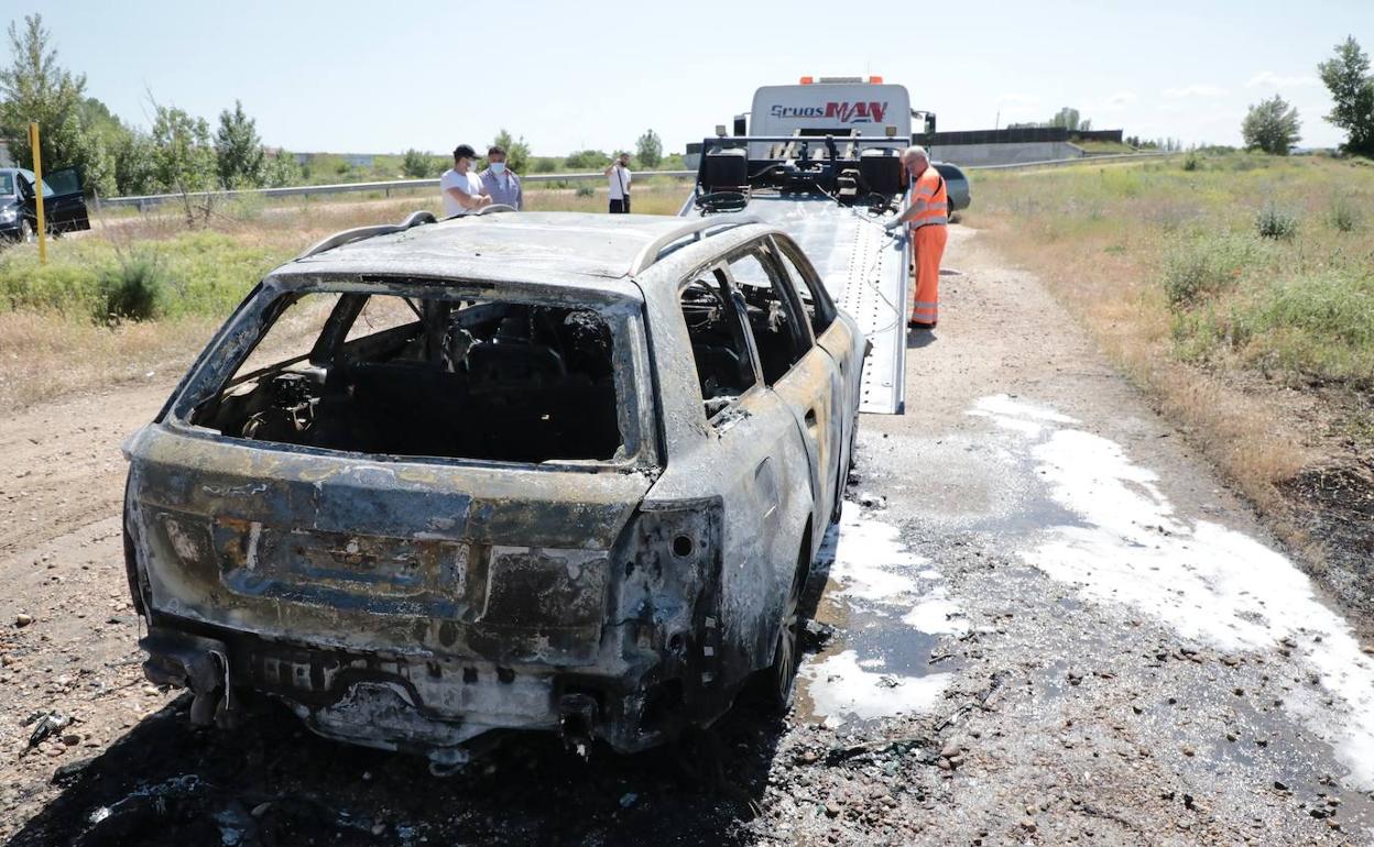 El coche calcinado en Arcas Reales . 