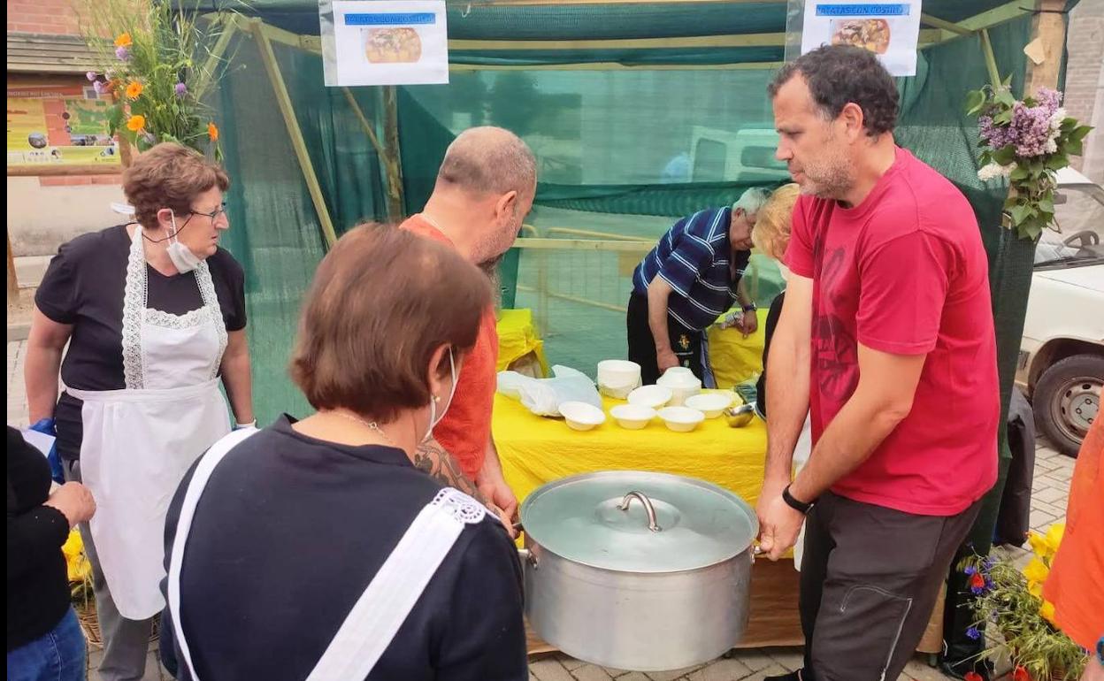 Los vecinos preparan el guiso. 