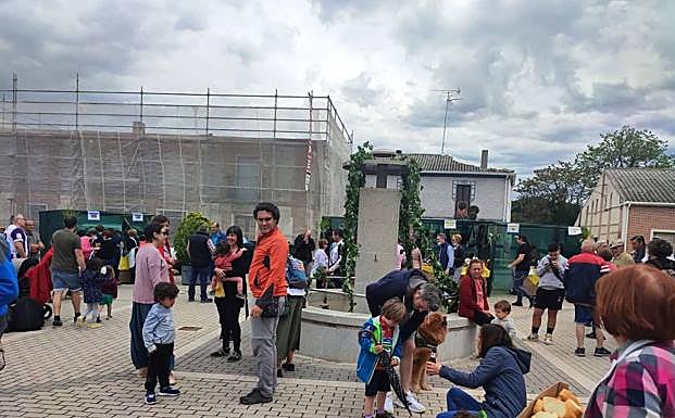Un grupo de vecinos durante la fiesta en la Plaza Mayor del municipio. 