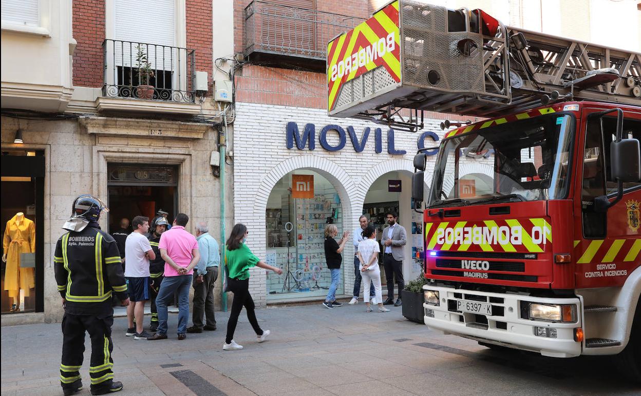 Bomberos este lunes en el lugar de los hechos.