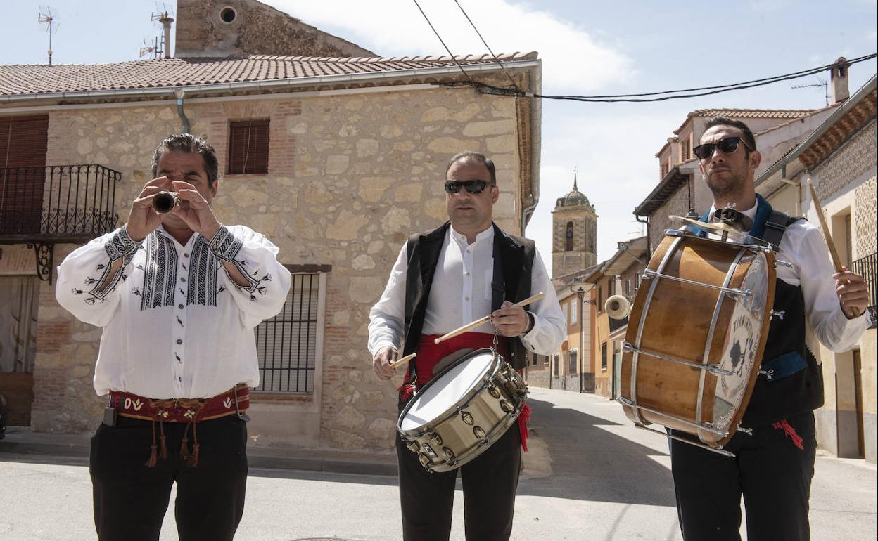 Pasacalles con dulzaina y tamboril, ayer en Valseca. 