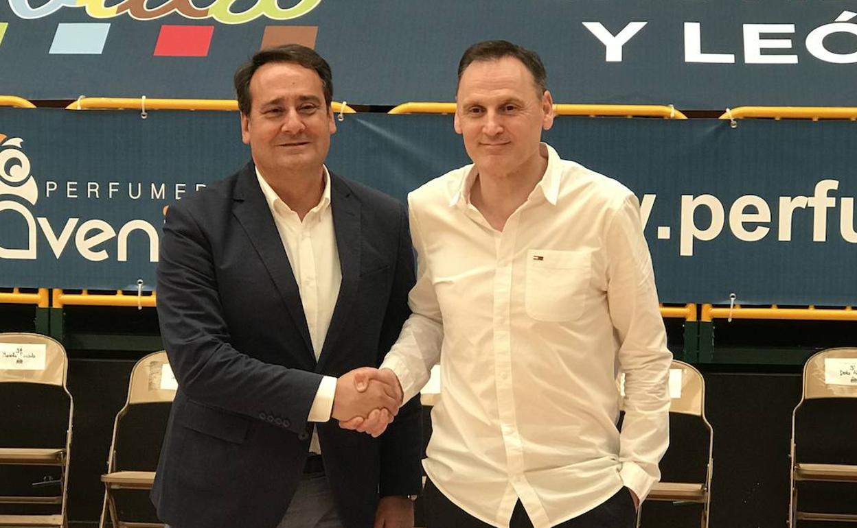 Roberto Íñiguez junto a Jorge Recio, presidente del club. 