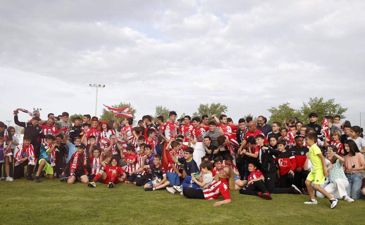 Jugadores y aficionados celebran la clasificación al 'play off'.