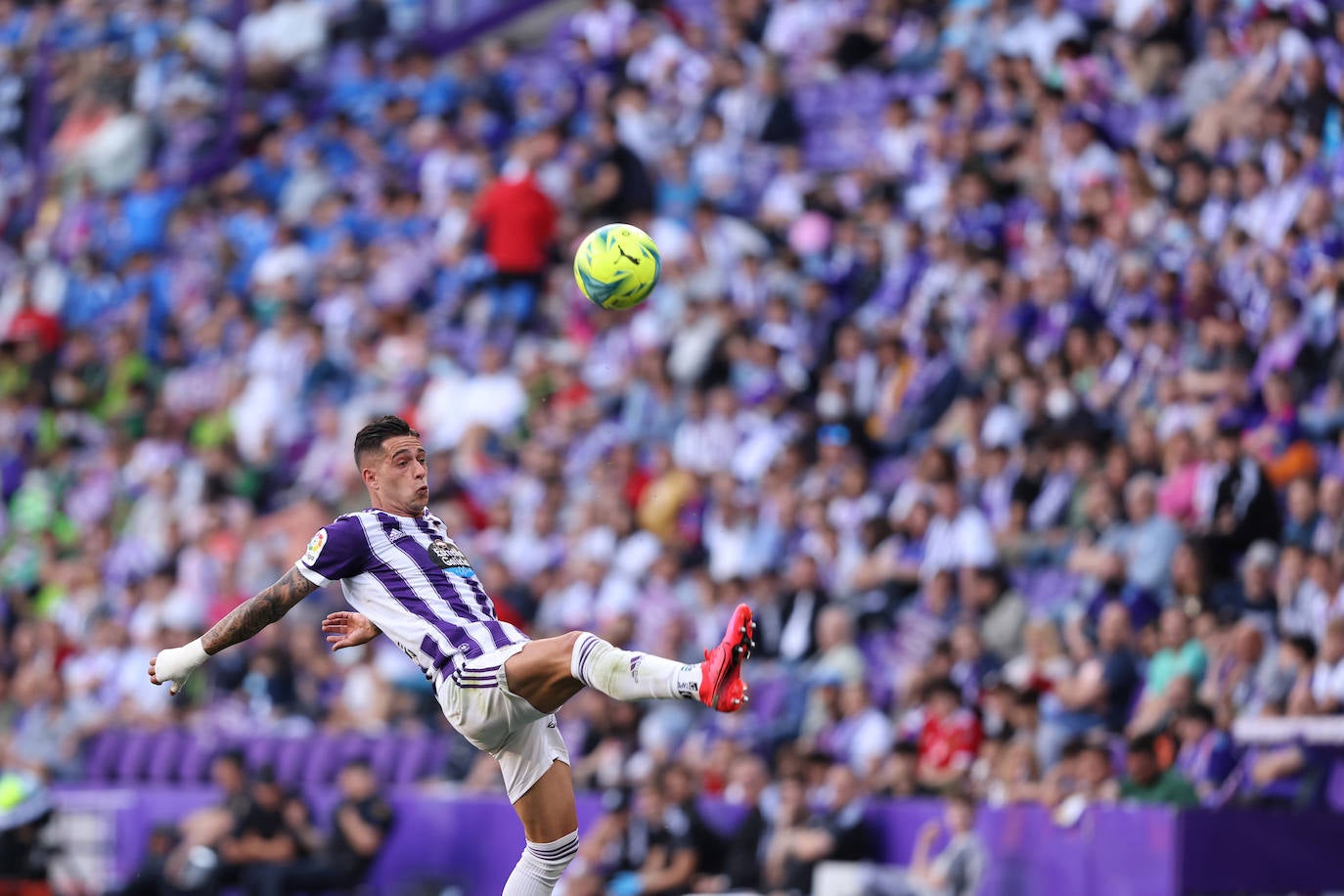 Sergio León trata de controlar un balón aéreo. 