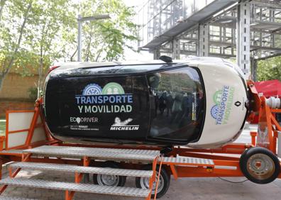 Imagen secundaria 1 - Simulador de vuelco cedido por la Fundación Michelin y un alumno realiza una prueba de alcoholemia.