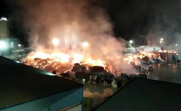 Los bomberos tratan de sofocar un incendio en la papelera de Dueñas