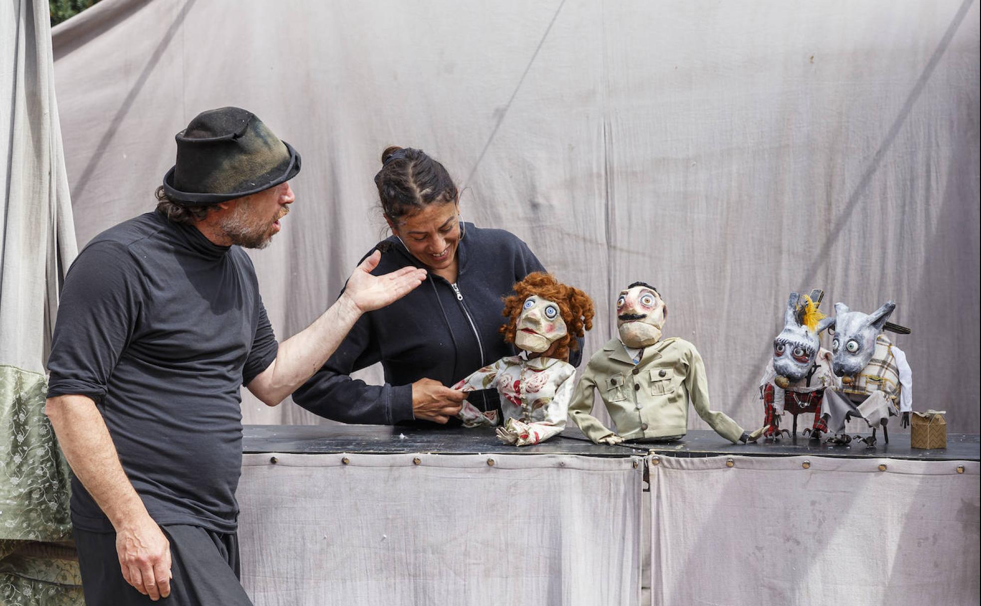 Arno Vidal y Alice Zapata, con una de sus marionetas. 