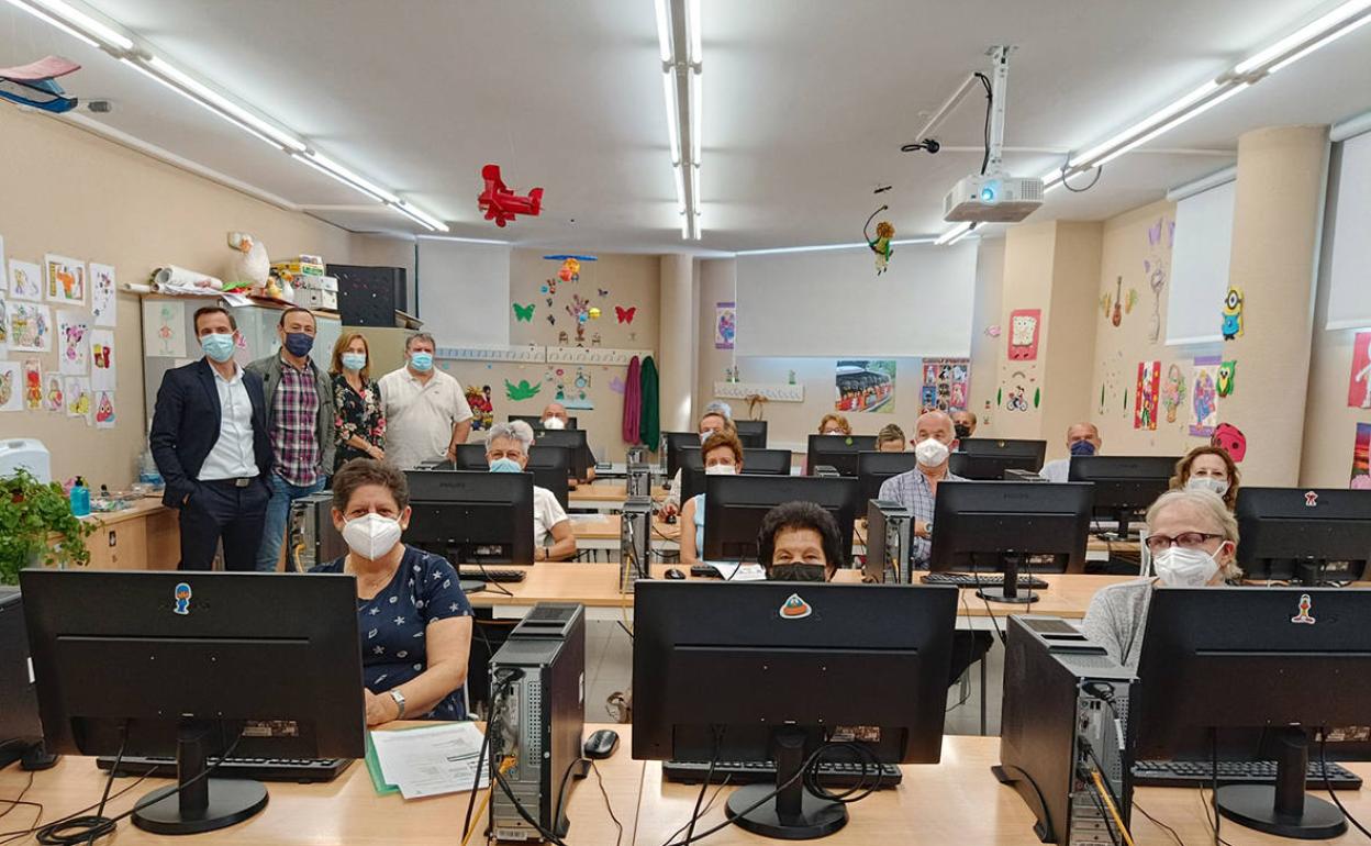 Participantes den la clase, junto al alcalde y el ponenete.