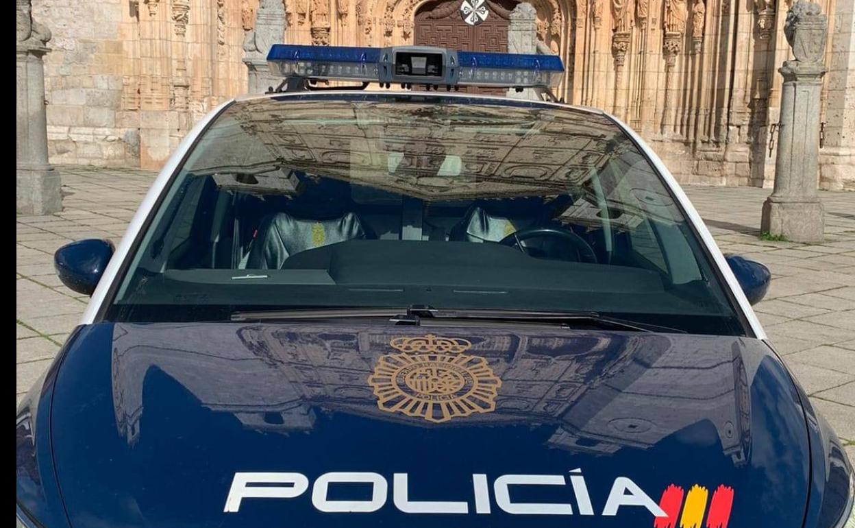 Un vehículo de la Policía Nacional estacionado frente a la iglesia de San Pablo. 