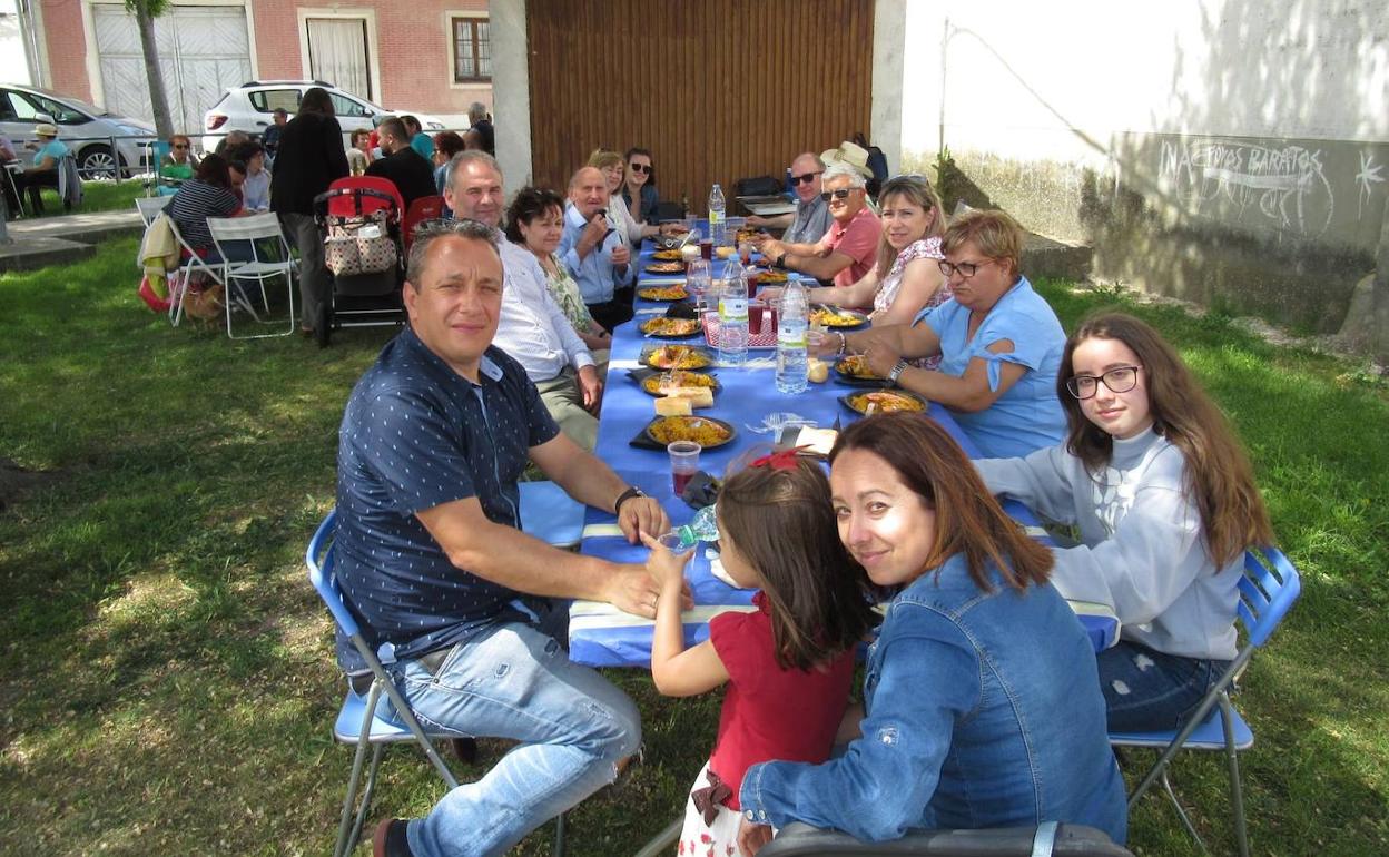 Un momento del almuerzo popular.
