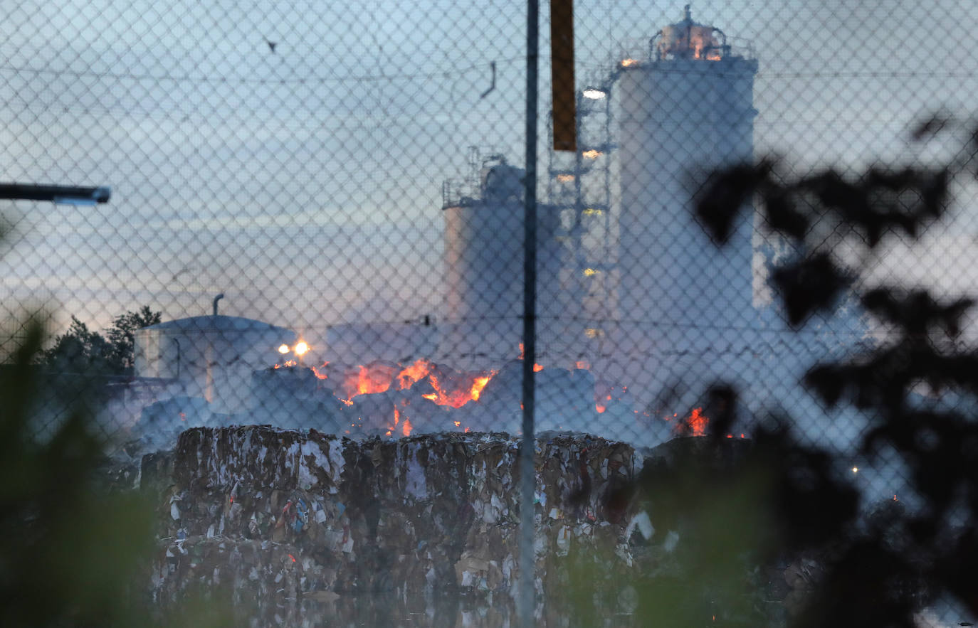 El fuego se ha registrado en un recinto exterior vallado, donde se apilan grandes dados de papel reciclado prensado