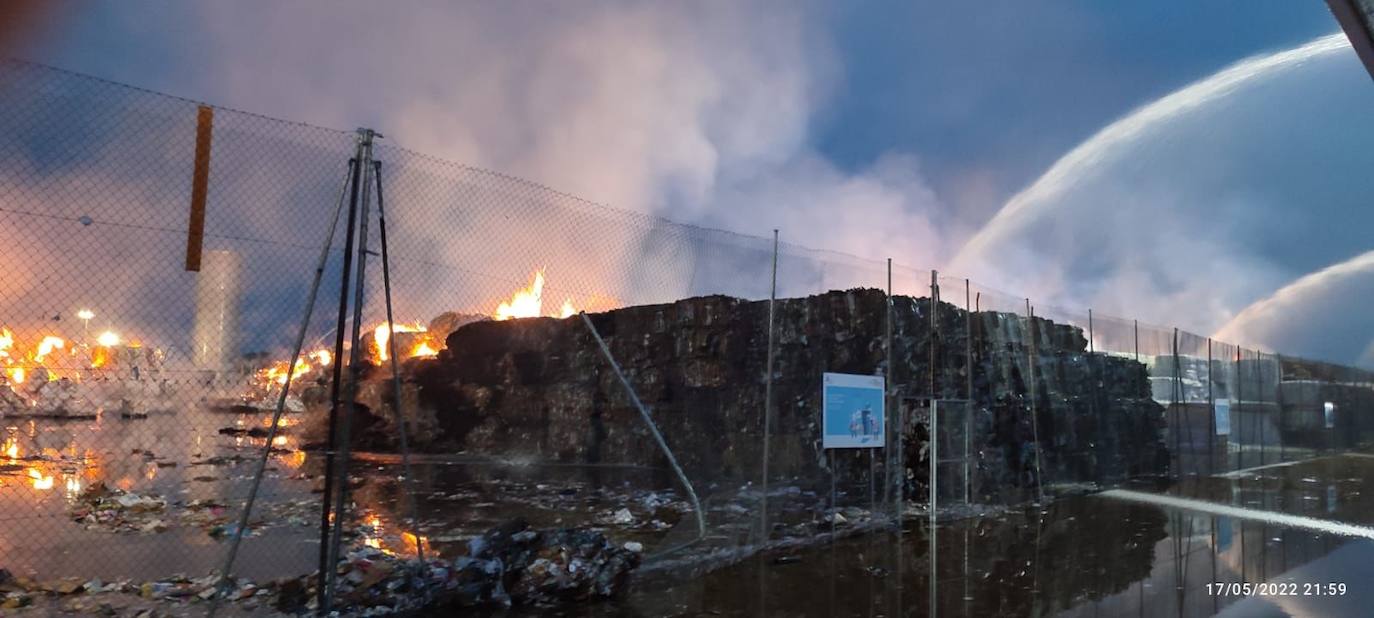 El fuego se ha registrado en un recinto exterior vallado, donde se apilan grandes dados de papel reciclado prensado