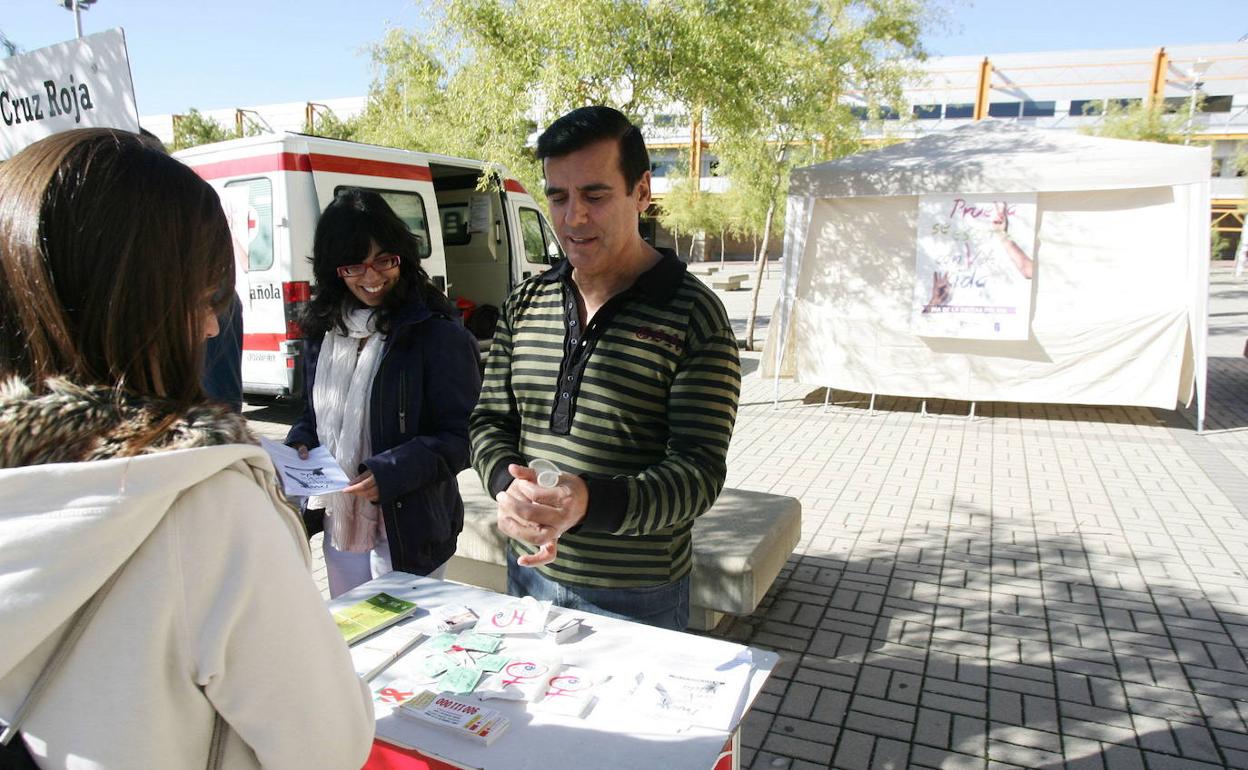 Imagen de archivo de una carpa informativa sobre el VIH en el campus. 