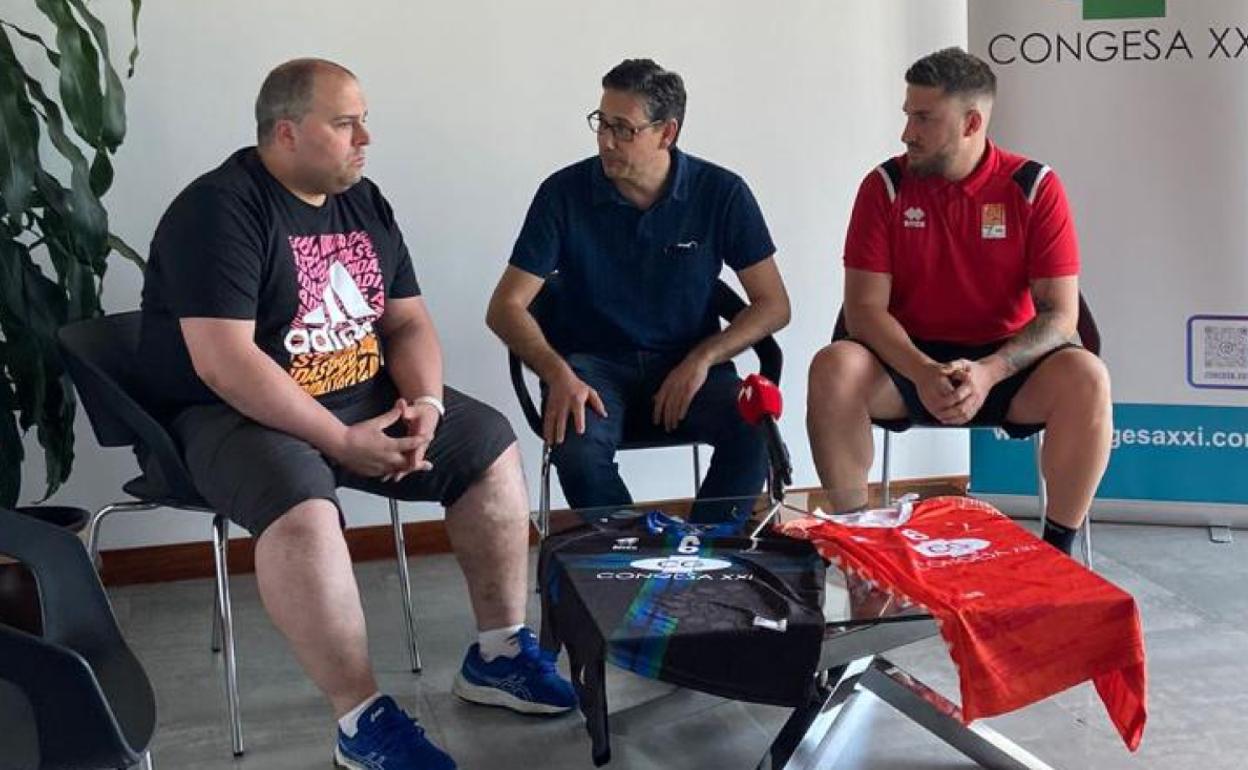El capitán, el presidente y el técnico del BM Salamanca, en la presentación del acuerdo de renovación de Juan Martín del Boca. 
