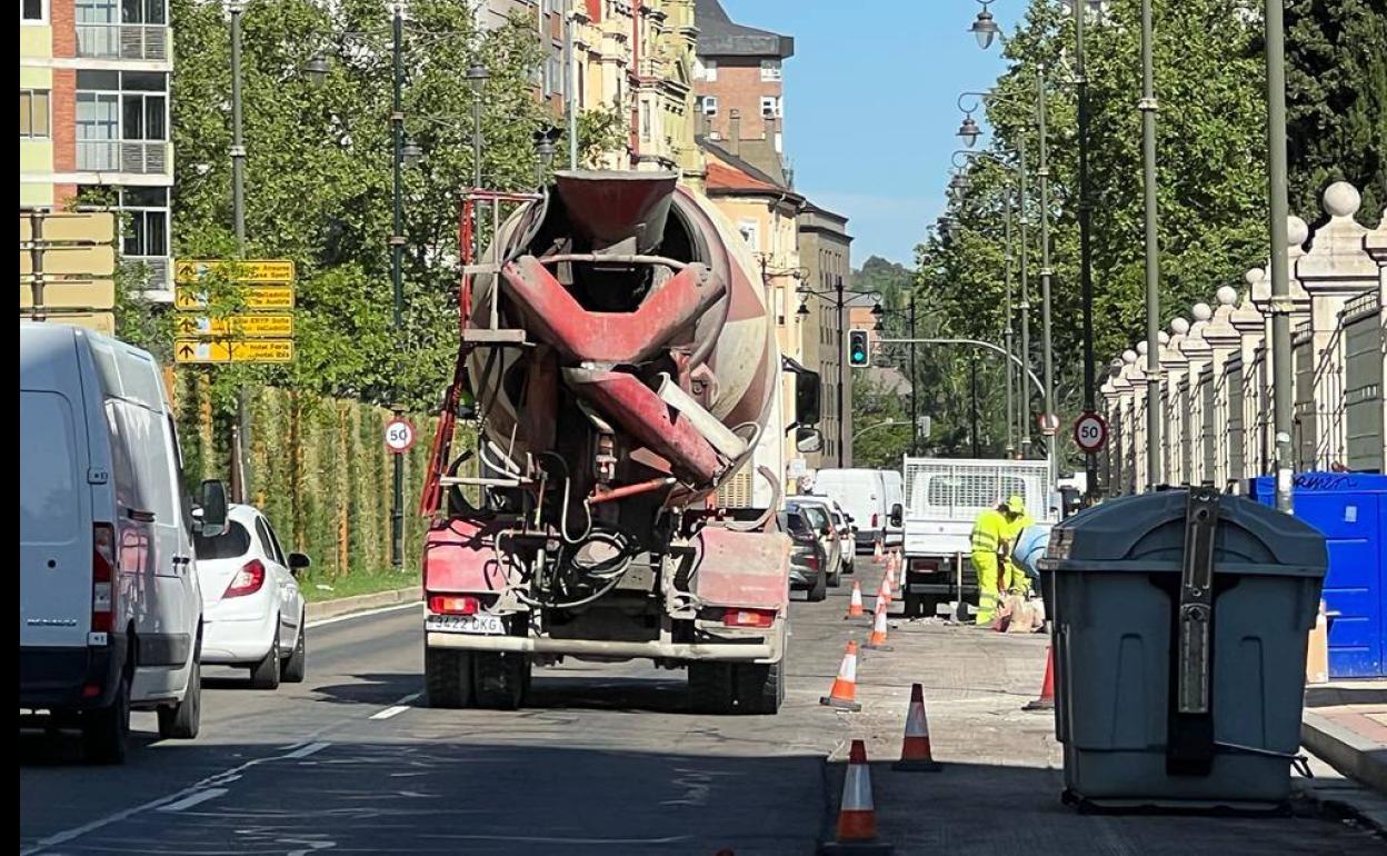 Obras de arreglo del asfalto en el Paseo del Hospital Militar. 