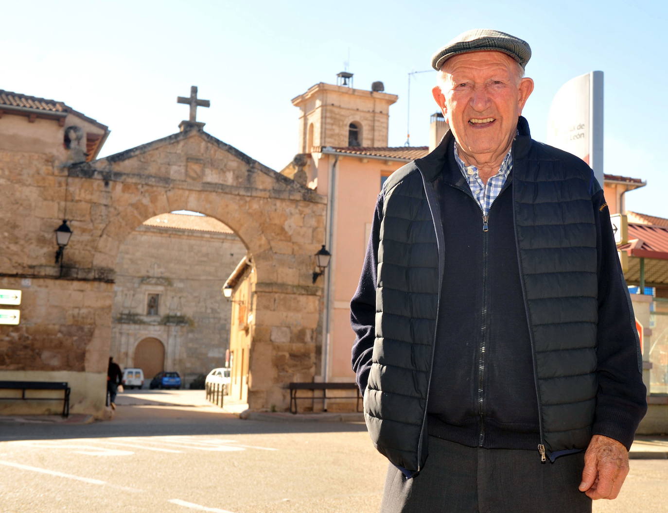 Alejandro Fernández ante el arco de Pesquera, su pueblo, que inspiró las etiquetas de su vino. 