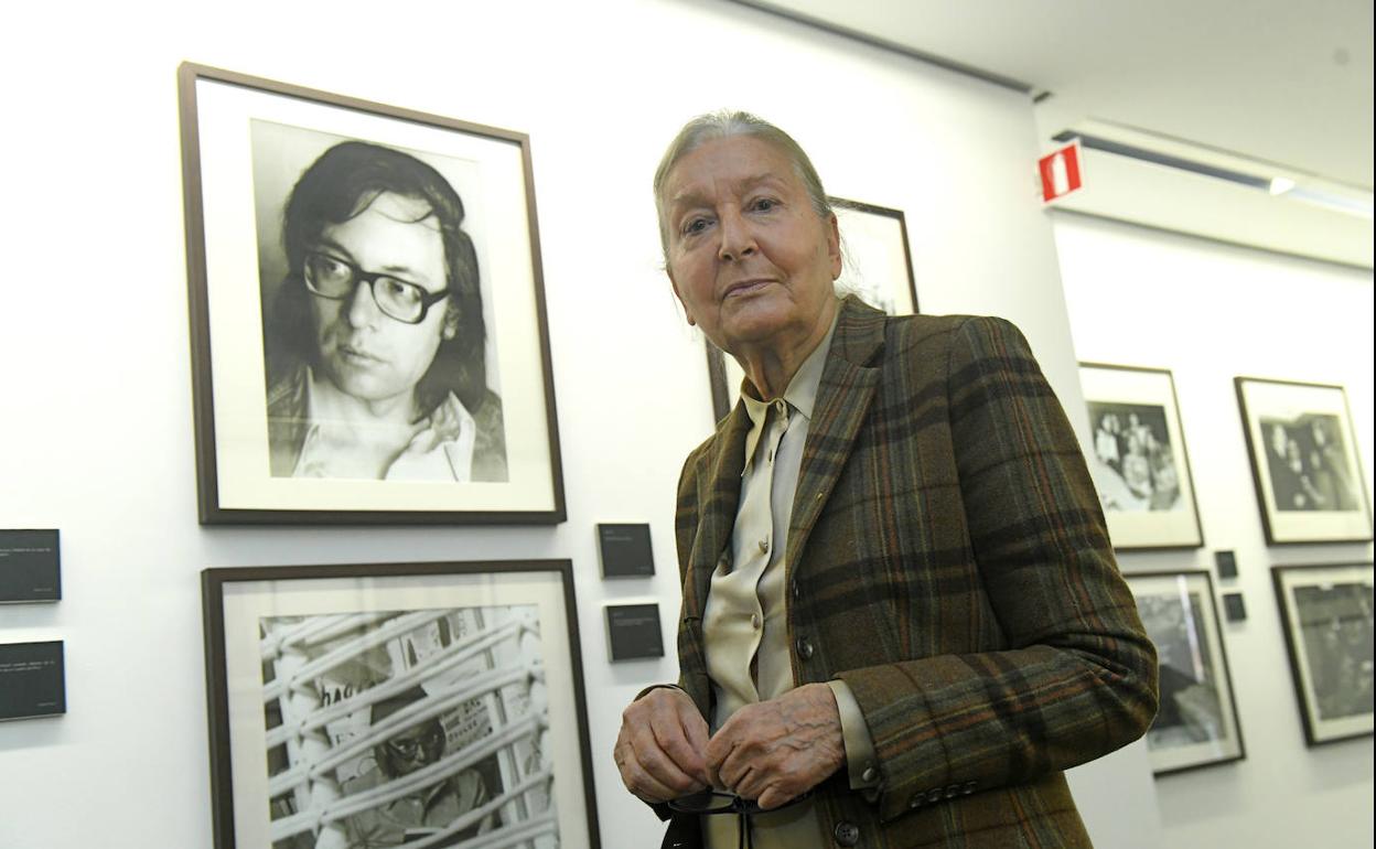 España, la viuda de Francisco Umbral, rodeada de fotografías de la exposición sobre el escritor.