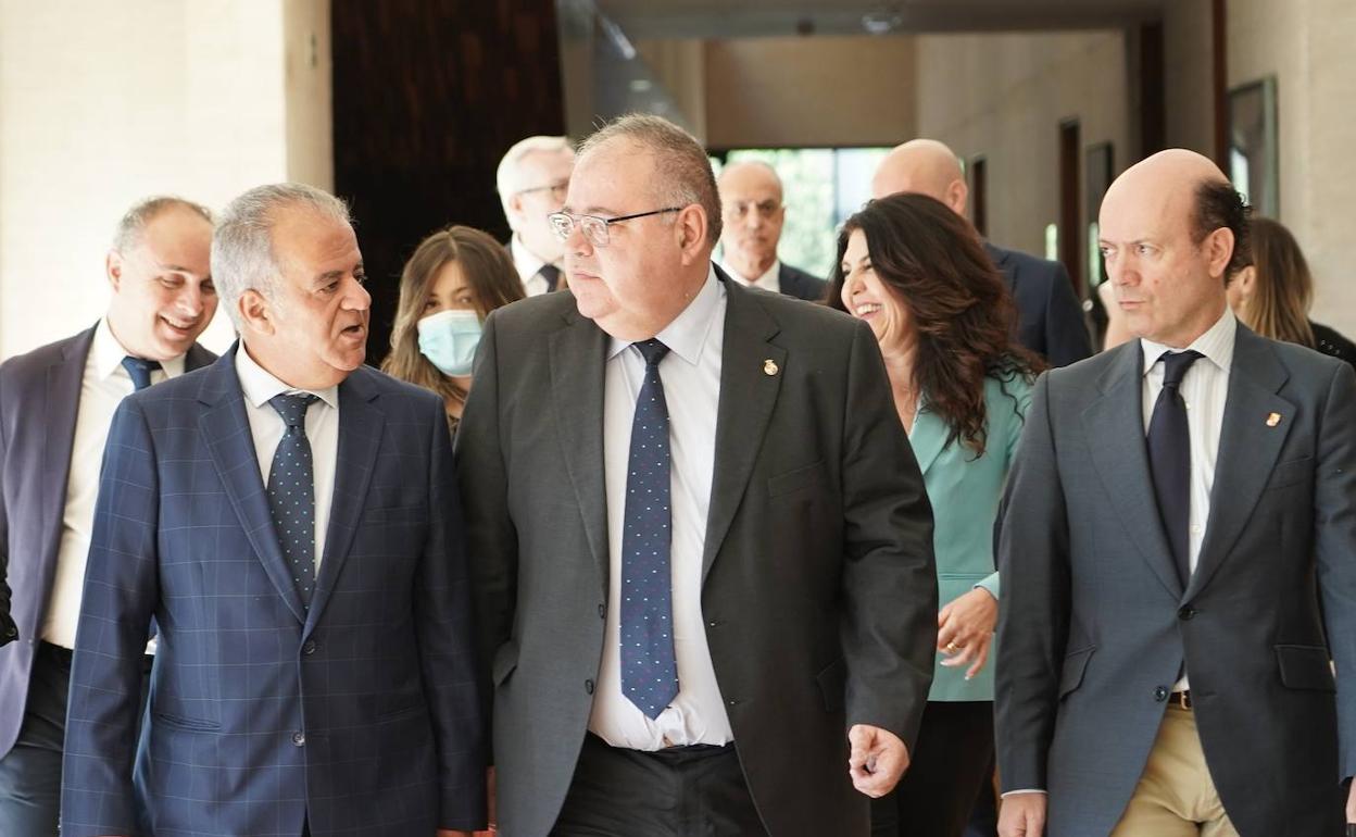 El consejero de Sanidad, Alejandro Vázquez, con parte de su equipo en las Cortes. 