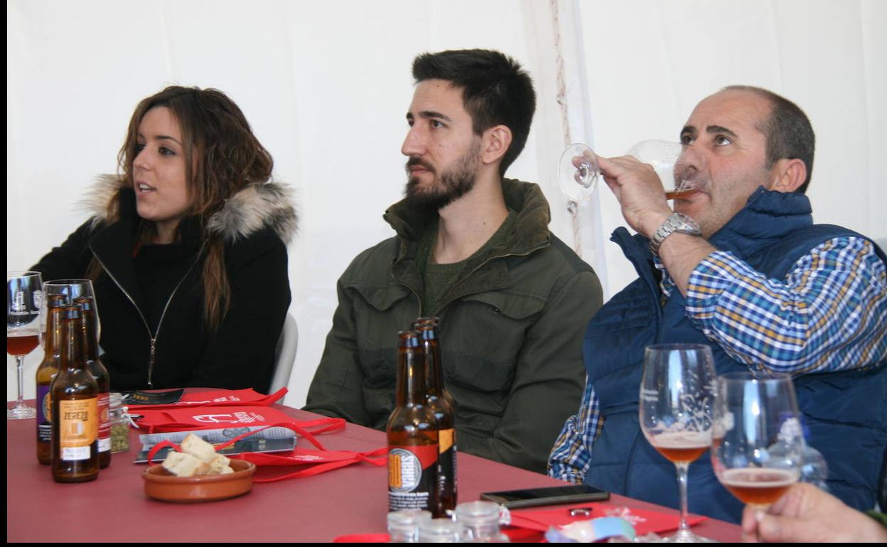Imagen de una degustación de cerveza artesana.