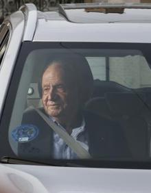 Imagen secundaria 2 - Arriba. Juan Carlos I, en el momento de bajar del avión. Debajo. El rey emérito, entrando en el coche de Pedo Campos. Juan Carlos I saluda tras aterrizar en Vigo. 