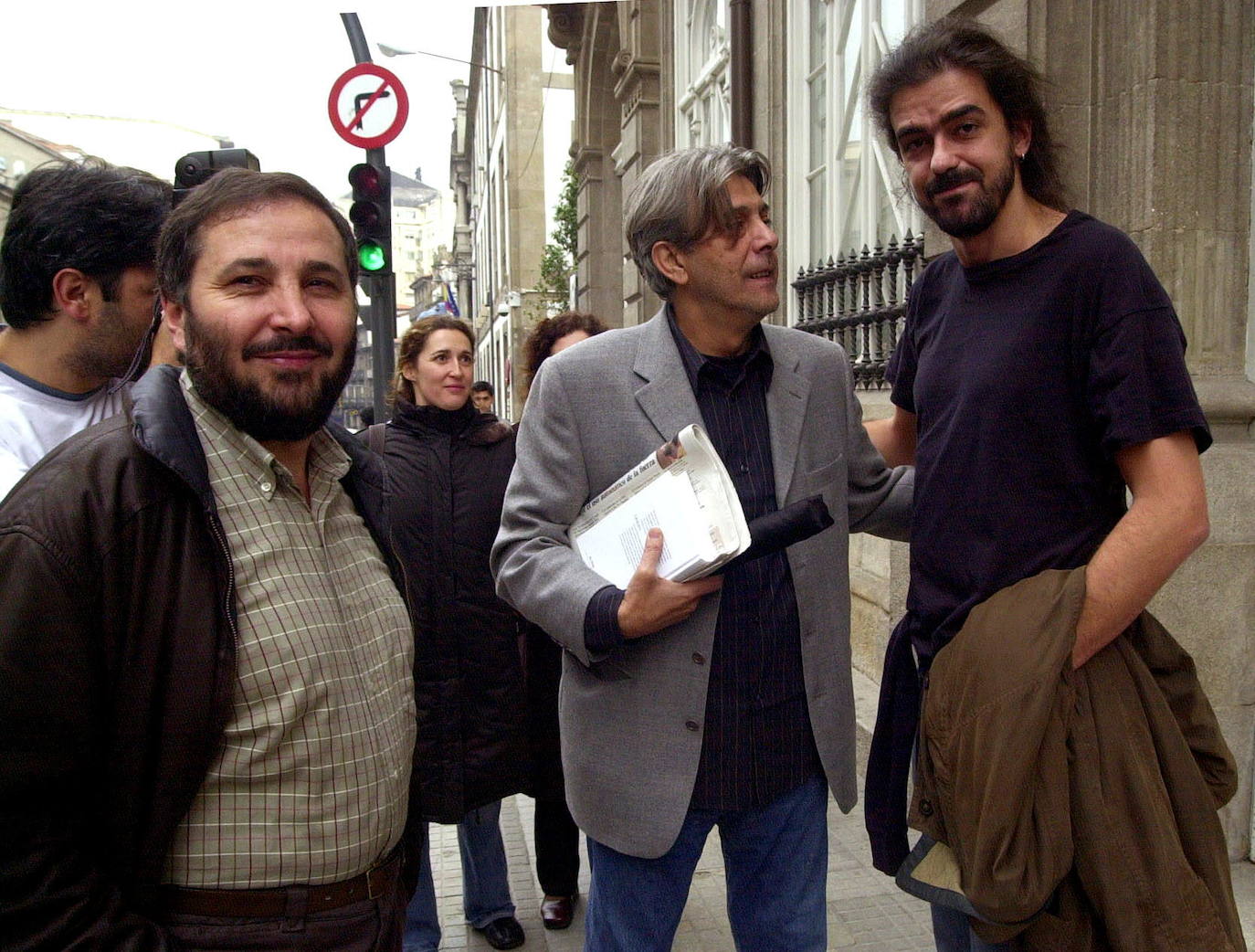 El director de cine Fernando León de Aranoa (d), conversa con Ignacio Vilar (i) y el actor Chete Lera, director y protagonista, respectivamente, de la película 'Ilegal'.