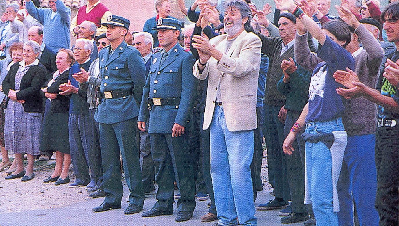 Chete Lera, en el centro de la imagen aplaudiendo, en una escena de la película 'Flores de otro mundo'.