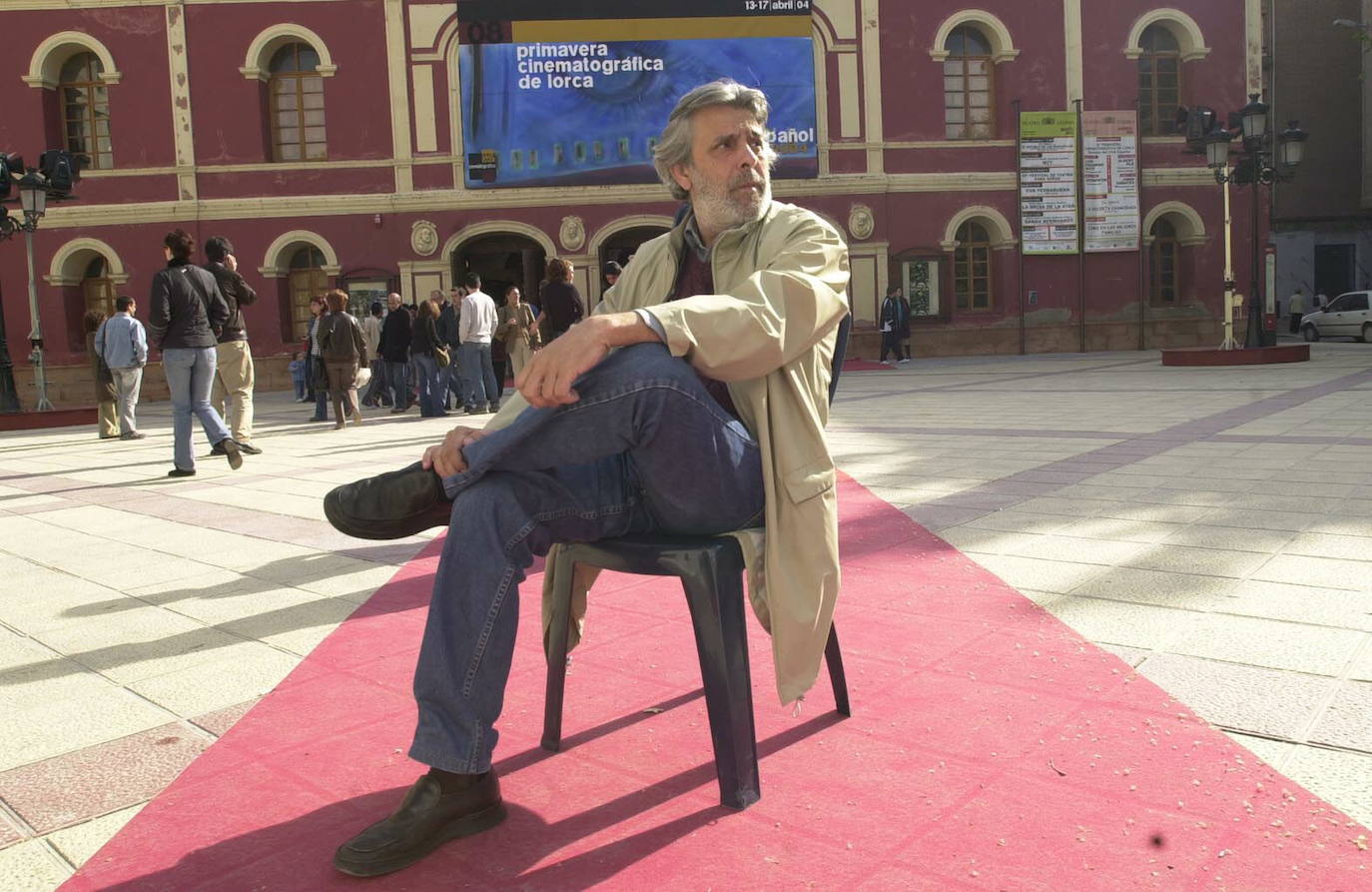Chete Lera posa en una plaza de la localidad de Lorca.