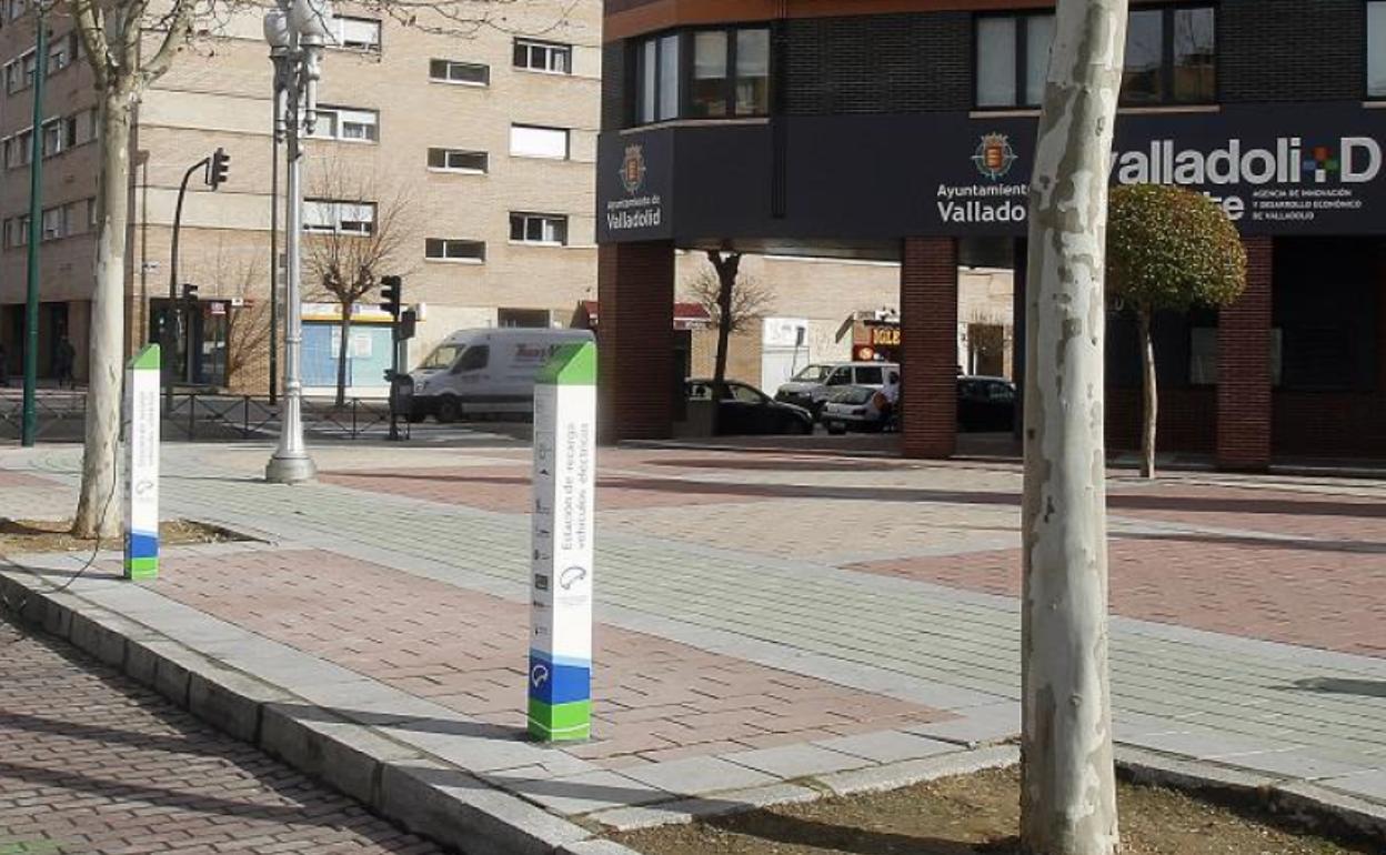 Postes de carga en el Paseo Zorrilla, junto a la ofic8ina de innovación del Ayuntamiento de Valladolid. 