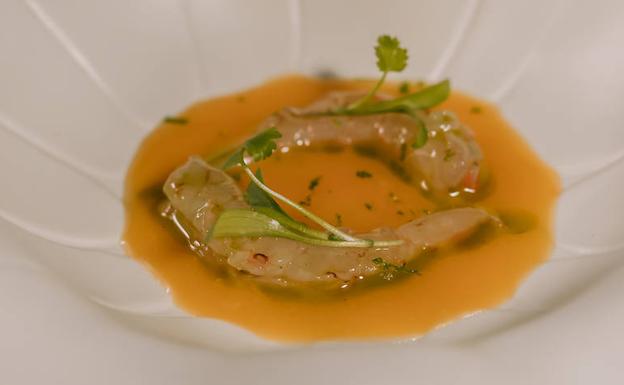 Imagen principal - Gamba blanca de huelva; Caldeo de montaña con almejas mantequilla y tomillo; y Ramen castellano.