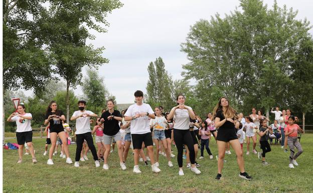 Los participantes, durante la grabación del vídeo. 