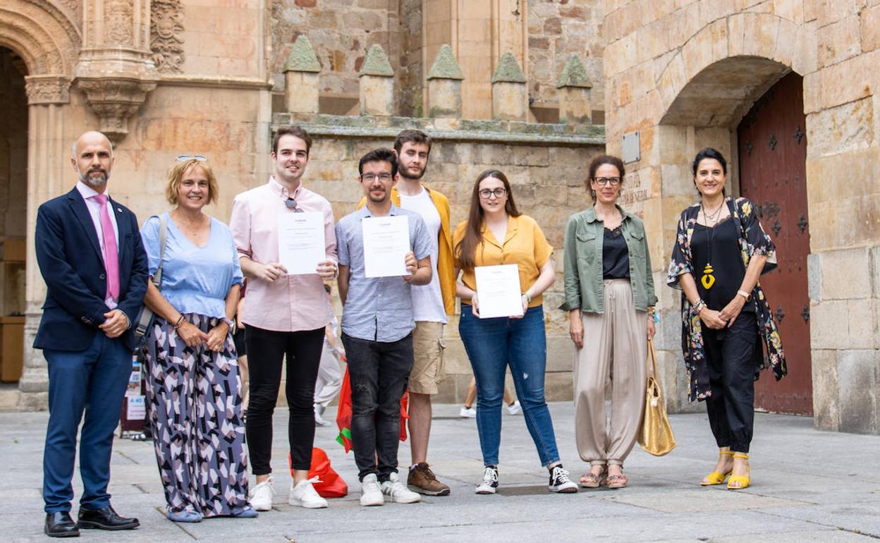 Foto de familia de los premiados en el Patio de Escuelas.L